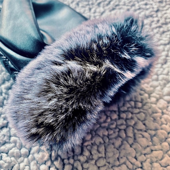 Luxurious Fur Pom Leather Gloves - Picture 5 of 6